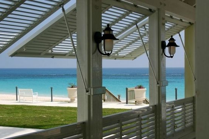 playa villa balcón o terraza vista de madera y sombrilla