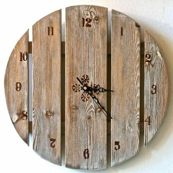 木板墙上的时钟设计墙设计装饰