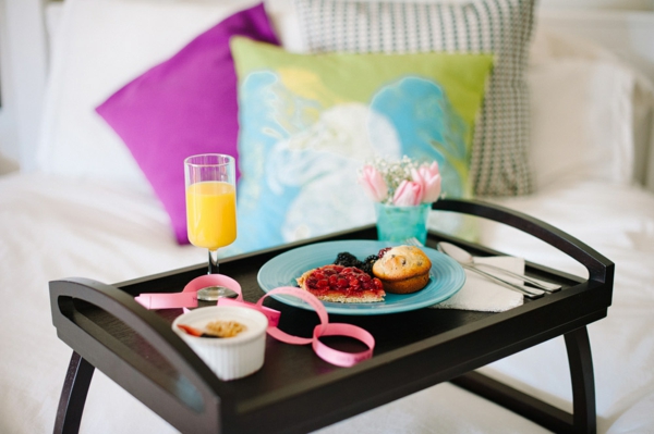 Madera mesas-desayuno en la cama maravillosa idea