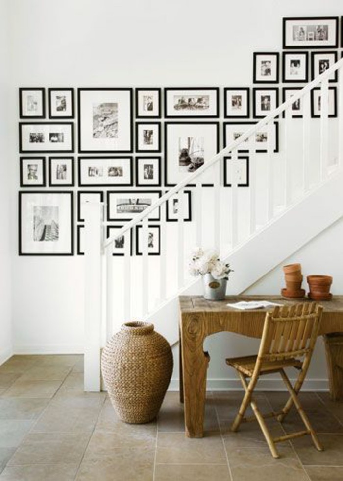 Ideas de foto de la pared en la habitación de escalera que cubre las baldosas del suelo de escritorio en el pasillo