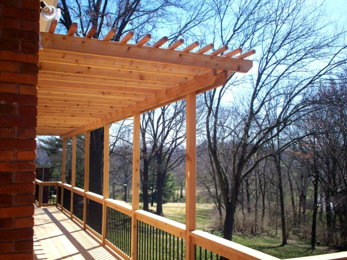 Balcón techado para gran terraza rústica de madera rústica natural