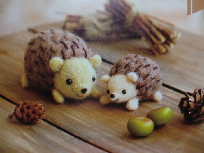 Hedgehog-टिंकर-दो प्यारा-Hedgehog-माँ और बच्चे