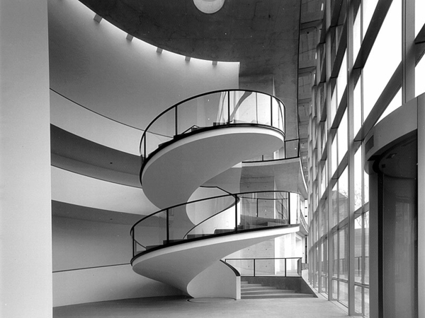 आंतरिक डिजाइन विचारों-सर्पिल सीढ़ी-साथ-एक मूल डिजाइन