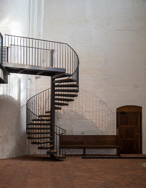 आंतरिक डिजाइन विचार - सर्पिल सीढ़ी-एक के साथ मूल डिजाइन