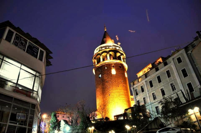 אטרקציות באיסטנבול-תיירות-מגדל-גלאטה טורקית-גלאטה קולסי-בלילה