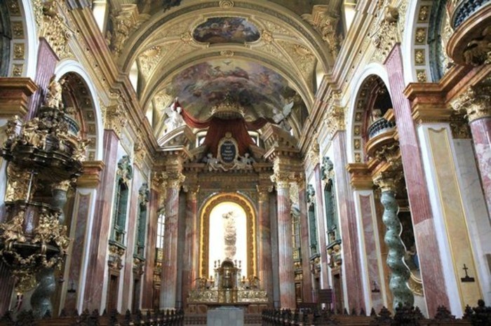 Jesuiittakirkko Wien-Itävalta-barokkirakennuksessa-Unique-arkkitehtuuri