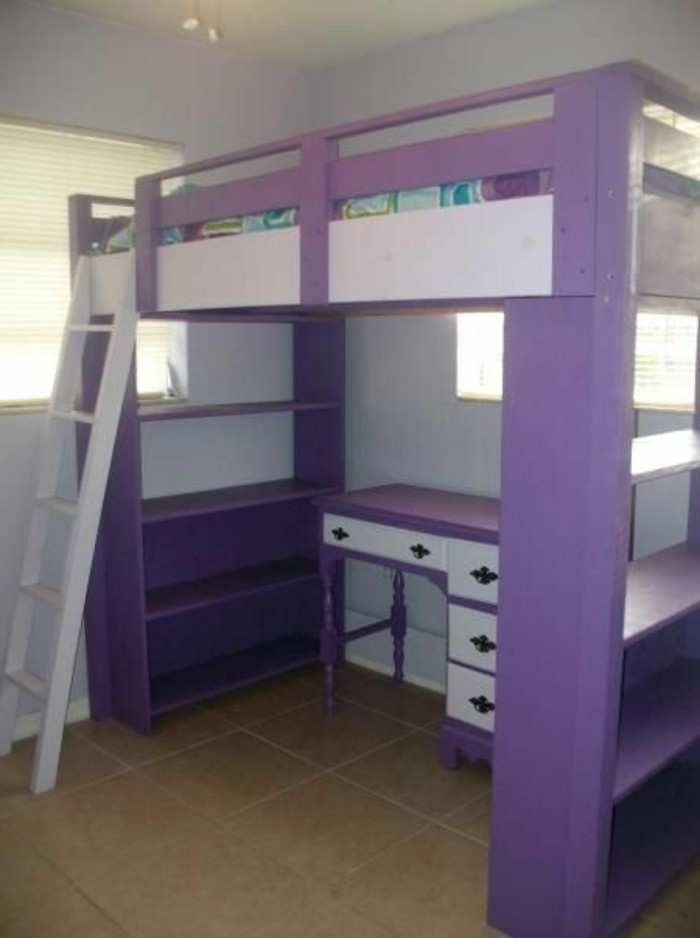 Salle de jeunes avec lit superposé en couleur pourpre