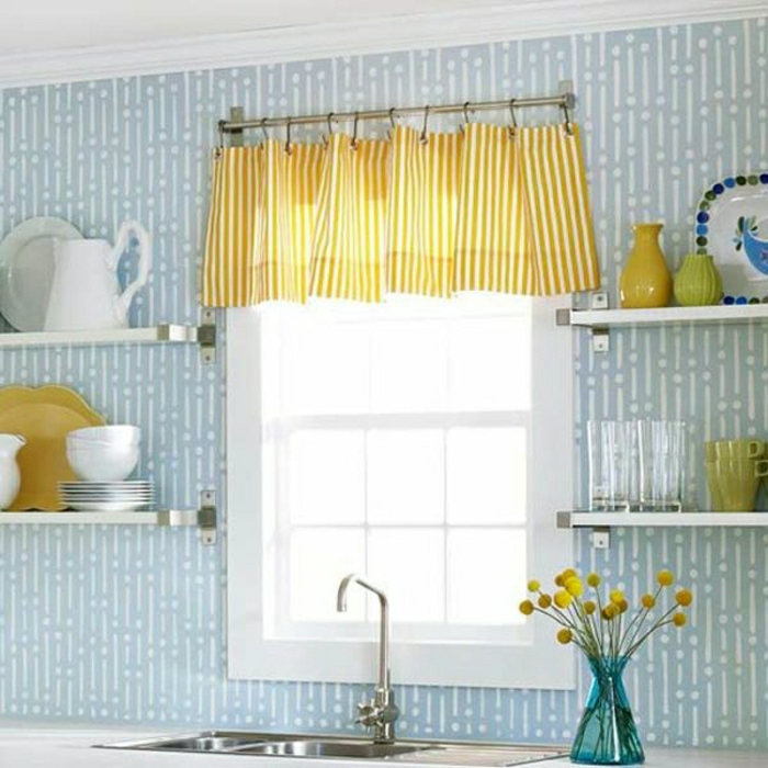 מטבח-כחול קירות מדפים שולחן פורצלן אגרטל כחול פרח צהוב-וילון צהוב כיור חלון קטן