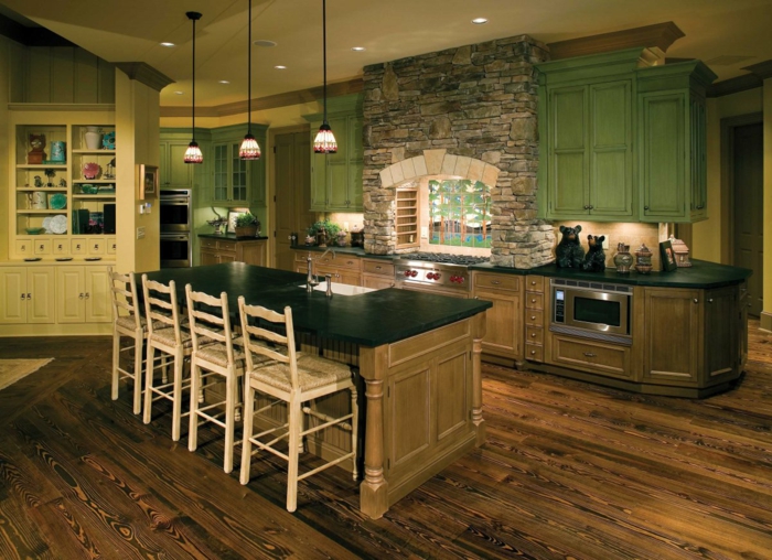厨房乡村风格的家具岛屿众多，橱柜，绿褐色的石头