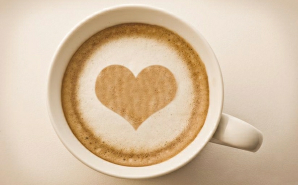 दिल कप कॉफी विचार के साथ कॉफी