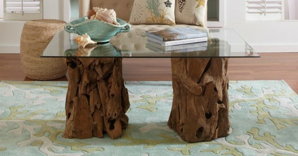 रहने वाले कमरे में कांच के साथ Driftwood से कॉफी टेबल