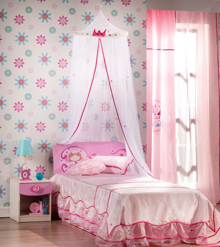 Garderie pour les filles Lit design rose avec fond d'écran rétro couvert