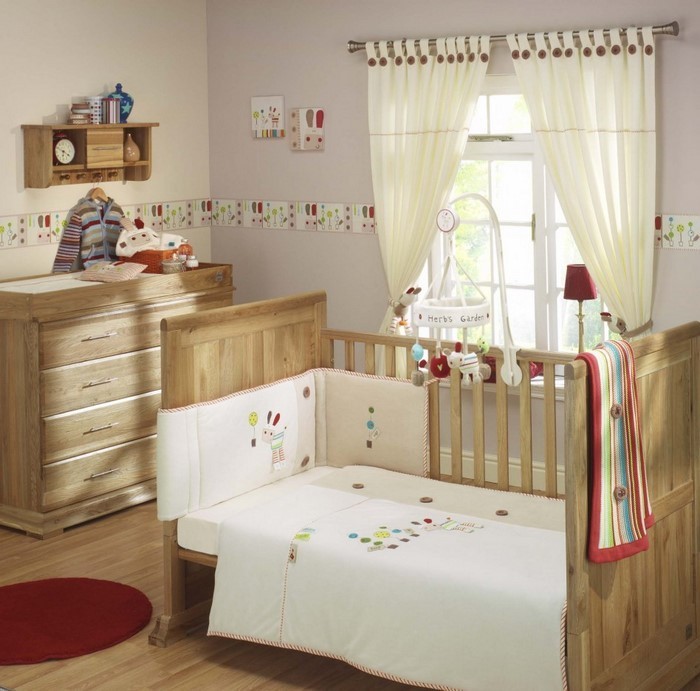 Τα παιδιά κάνουν το δωμάτιο του μωρού με στοιχεία από ξύλο