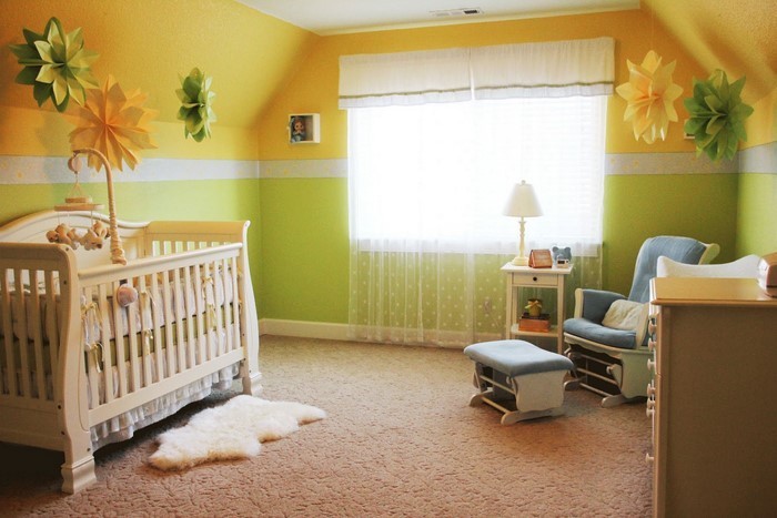 Los niños hacen la habitación del bebé con pompones-a-la-pared