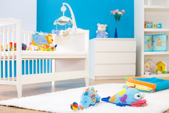 Los niños hacen la habitación del bebé con el elemento azul-como-director