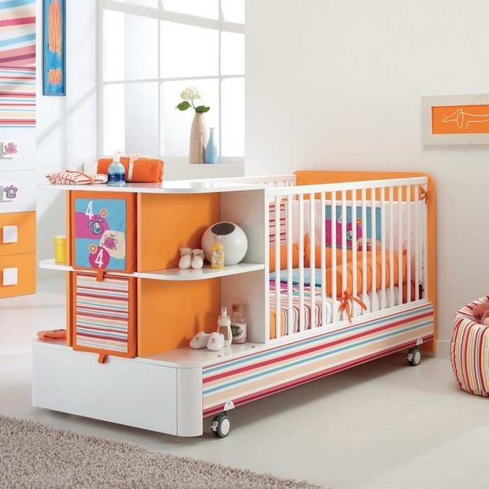 Τα παιδιά κάνουν το δωμάτιο του μωρού με πορτοκαλί στοιχεία