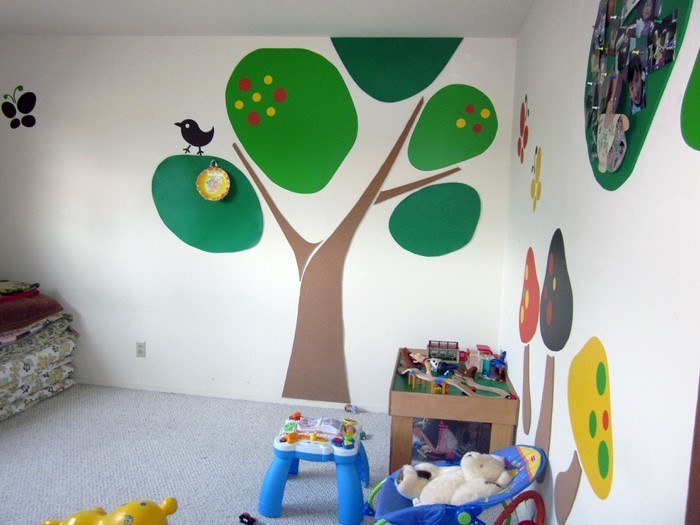 Los niños hacen a los niños habitación con árboles