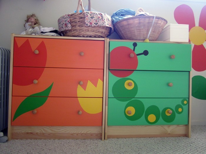 Los niños hacen-a-colorido-mueble-como-diseño