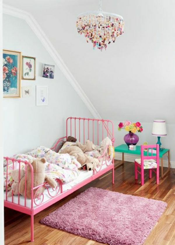 Óvoda pink szőnyegen csillár-kő-kis-asztal-szék plüss játékok