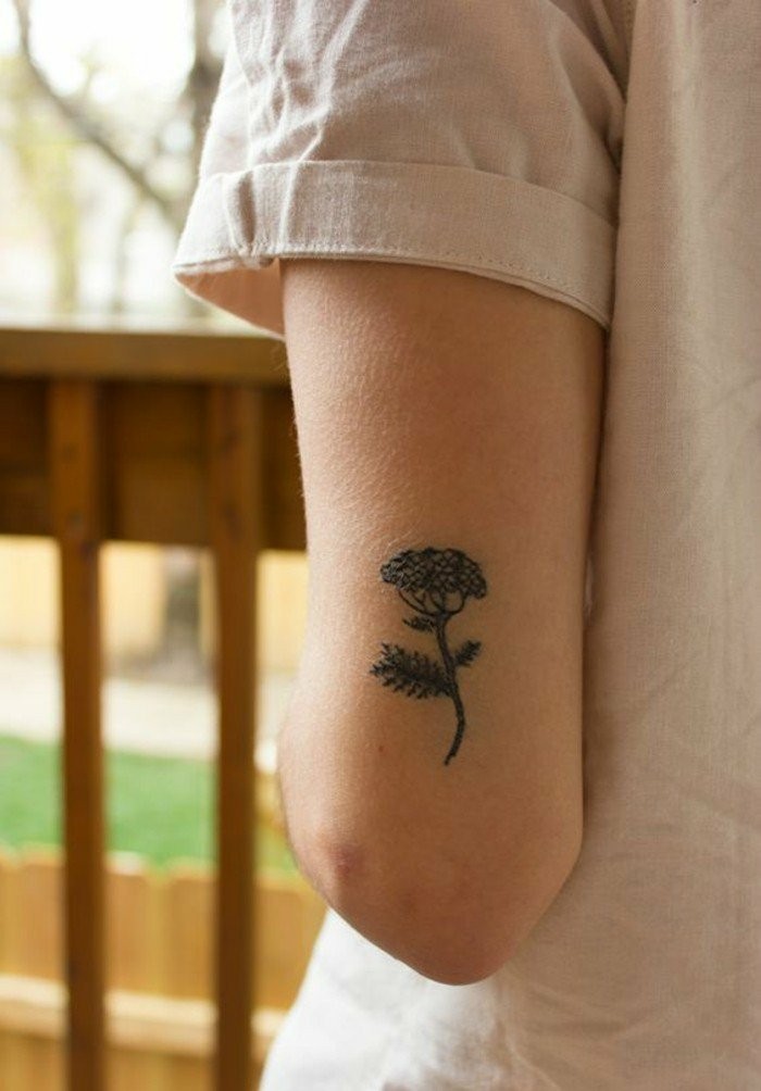 小纹身上带有一个花