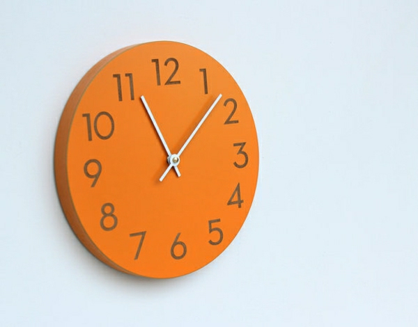design-avec-cool-horloge dans le mur Creative - Orange