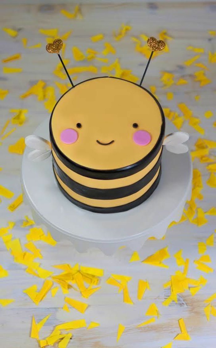 蛋糕为孩子的生日，在-的外形的蜂