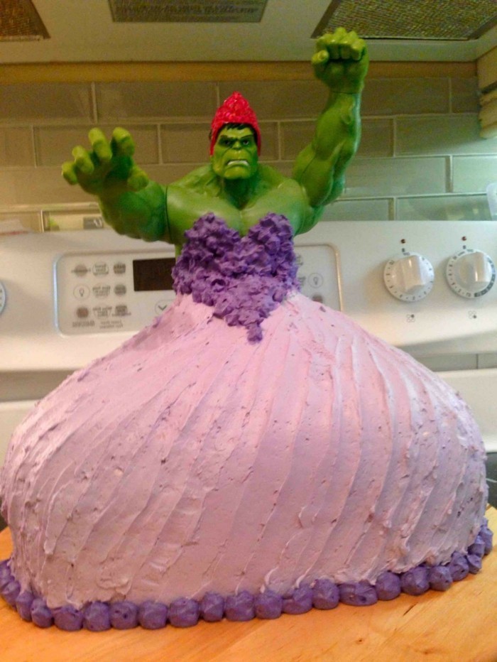 在公主裙蛋糕为孩子生日与绿巨人