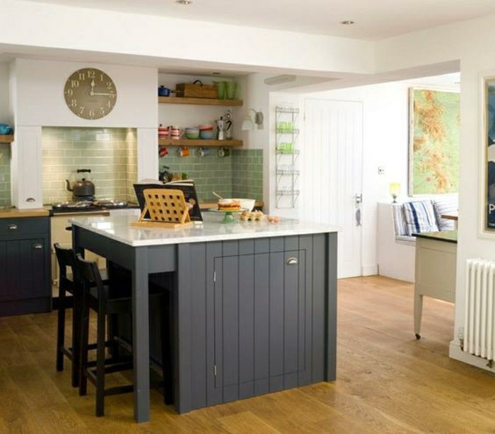 रसोई के डेको विचार - एक खुली योजना रसोईघर के साथ-एक काला-इन-द-मध्य कैबिनेट के साथ