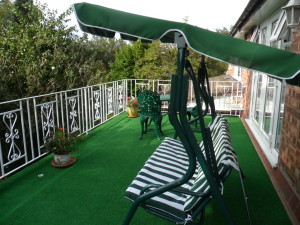 דשא מלאכותי למרפסת הנדנדה