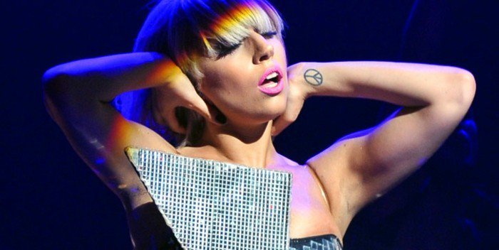 Lady Gaga的与手腕上的纹身纹身符号