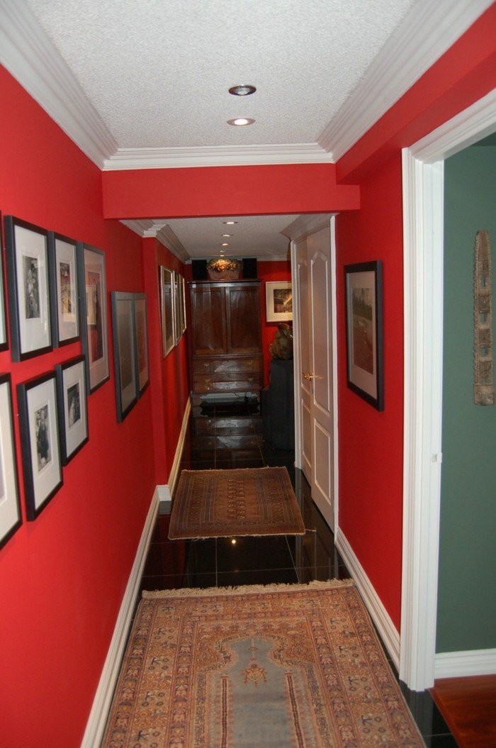 מסדרון ארוך לעשות-עם-אדום-קירות-ו-תמונות-יחד