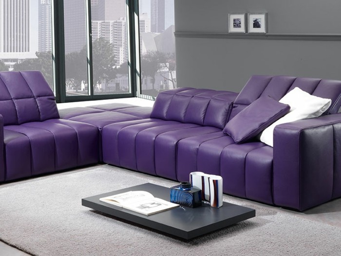 Sofá de color púrpura en el acolchado