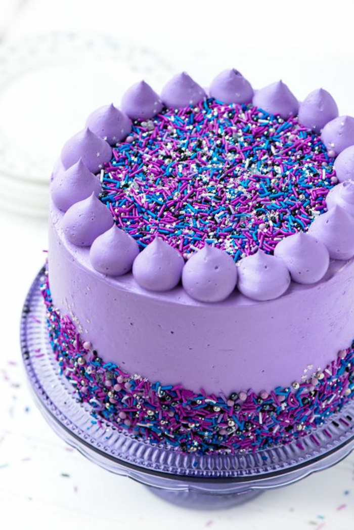 עוגת סגול מעוטרת עם קרם סוכר קרם צלחת קרם זכוכית