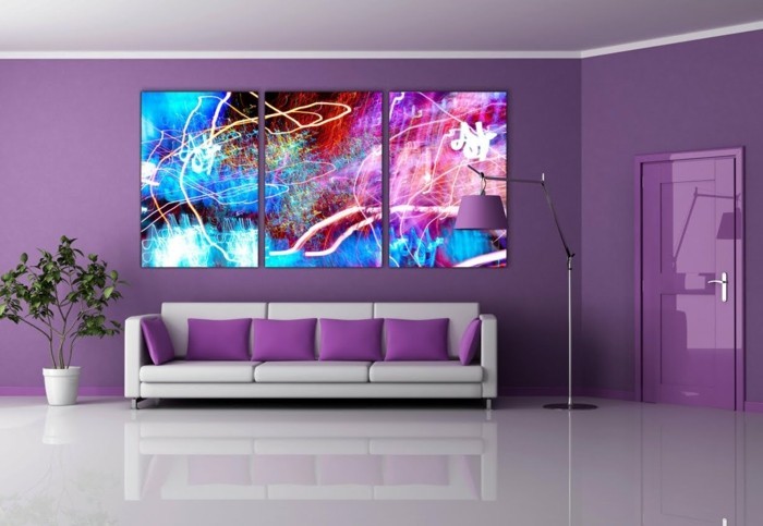 dormitorio púrpura con arte abstracto