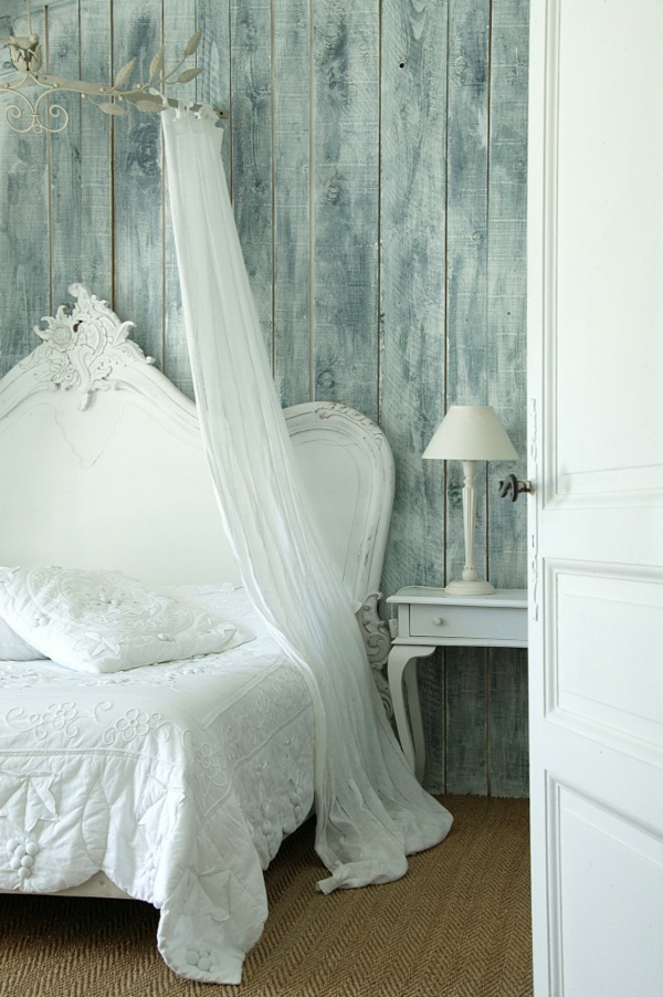 belsőépítészeti stílusú hálószoba - fehér függönyök az ágy fölé, mint dekoráció