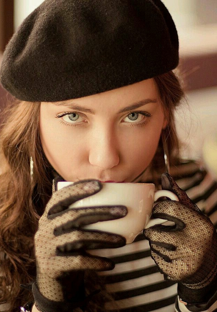 estilo francés boina sombrero de copa negro guantes de una muchacha taza de café del cordón