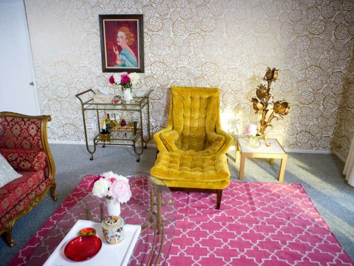 家具精细设计美丽的地毯，玻璃茶几人工和金色装饰花卉复古壁纸