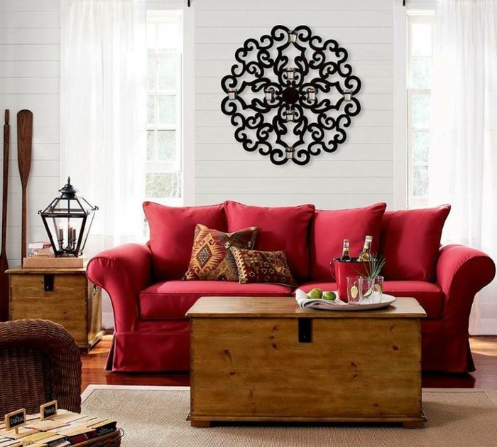फर्नीचर में देश शैली-सुरुचिपूर्ण सोफे लाल दिलचस्प दीवार सजावट