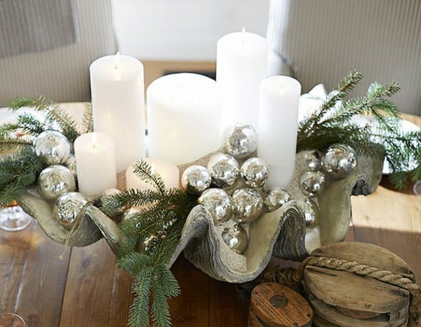 לבן קישוט חג המולד - שולחן עץ עם נרות לבנים יפה על זה