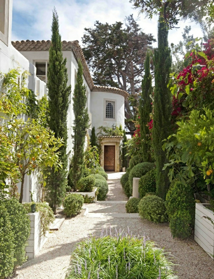 Malibussa talo-Välimeren puutarha koristekivet sitruunapuiden