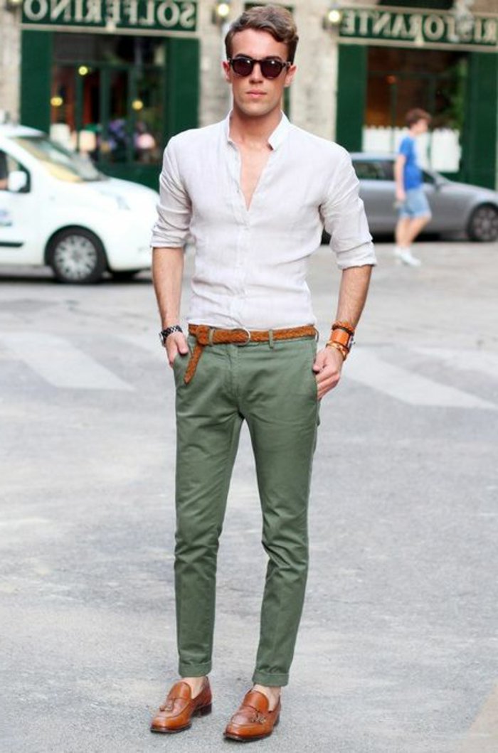 Ο άνθρωπος κομψά ρούχα πράσινο παντελόνι κομψά γυαλιά hipster