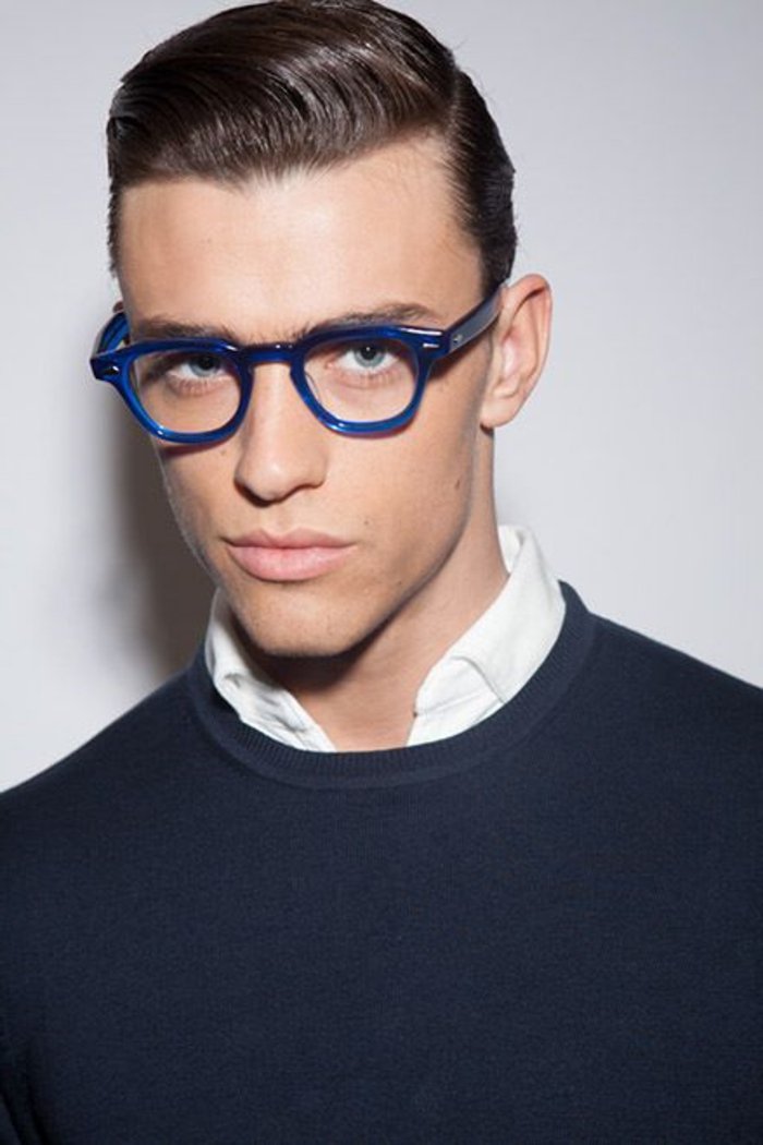 男子蓝时髦眼镜与圆形状