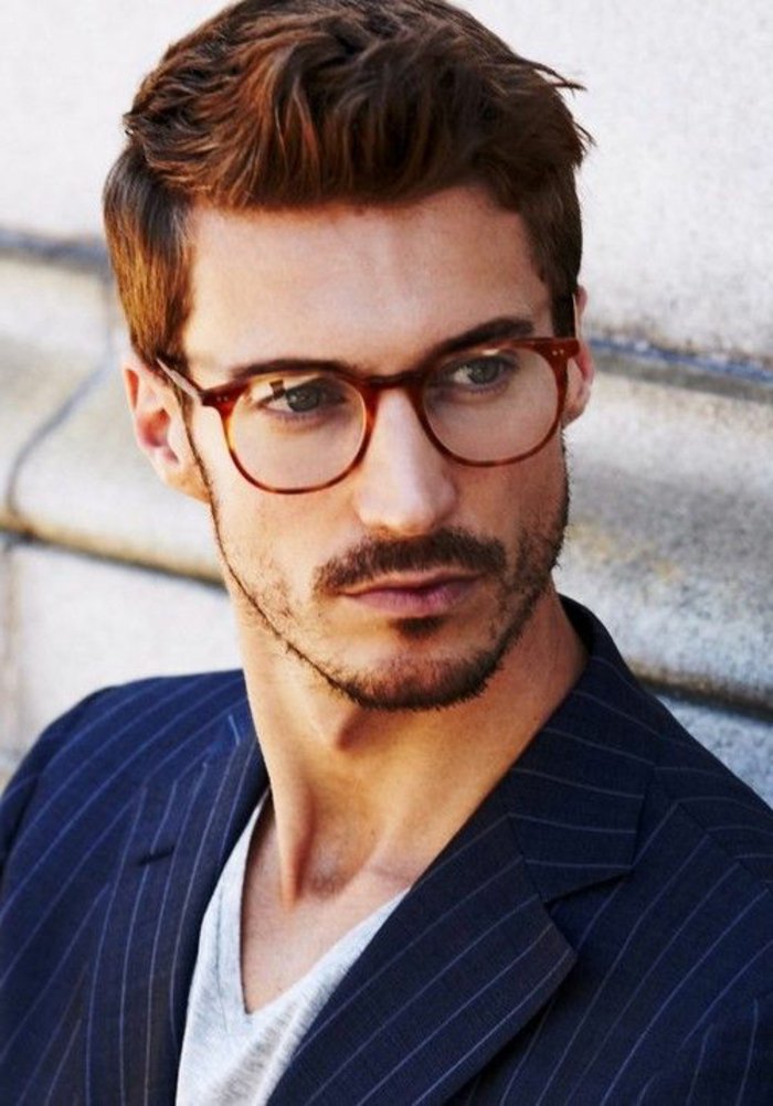 Ο άνθρωπος με-όμορφα-ρετρό γυαλιά