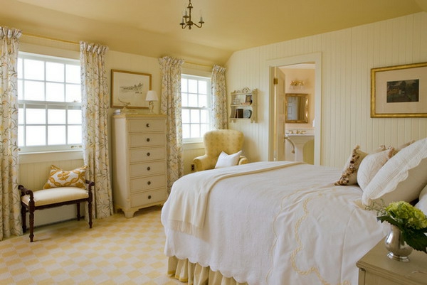 Country-style bedroom - szekrény fiókokkal és drapériákkal mindkét oldalon