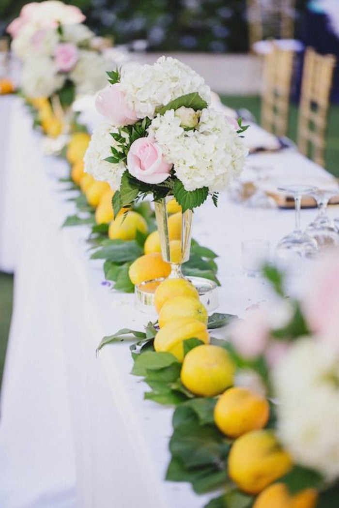 לימון ופרחים לקישוט שולחן ים תיכון
