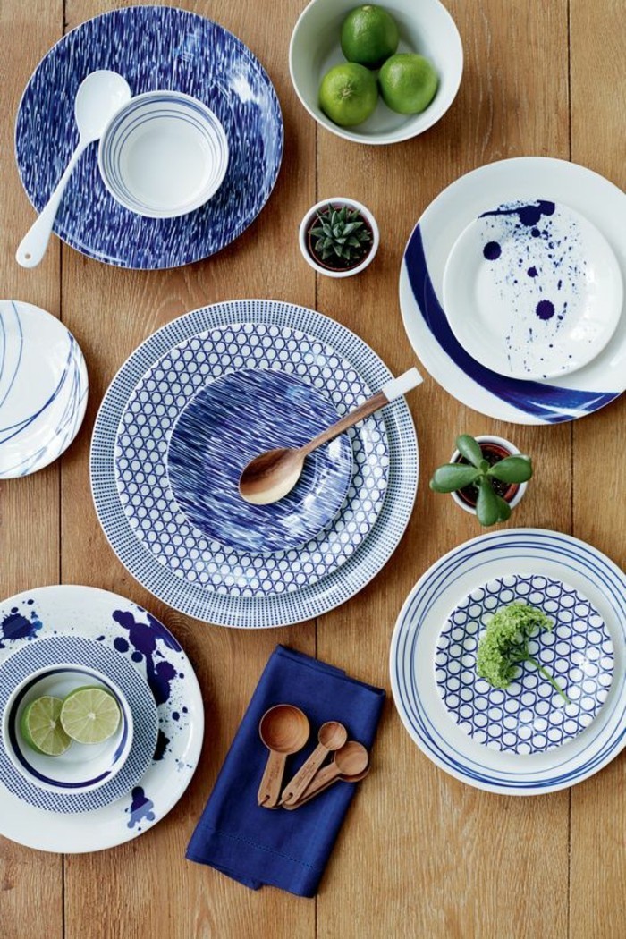 Decoración de la mesa mediterránea placas de color azul y servilletas