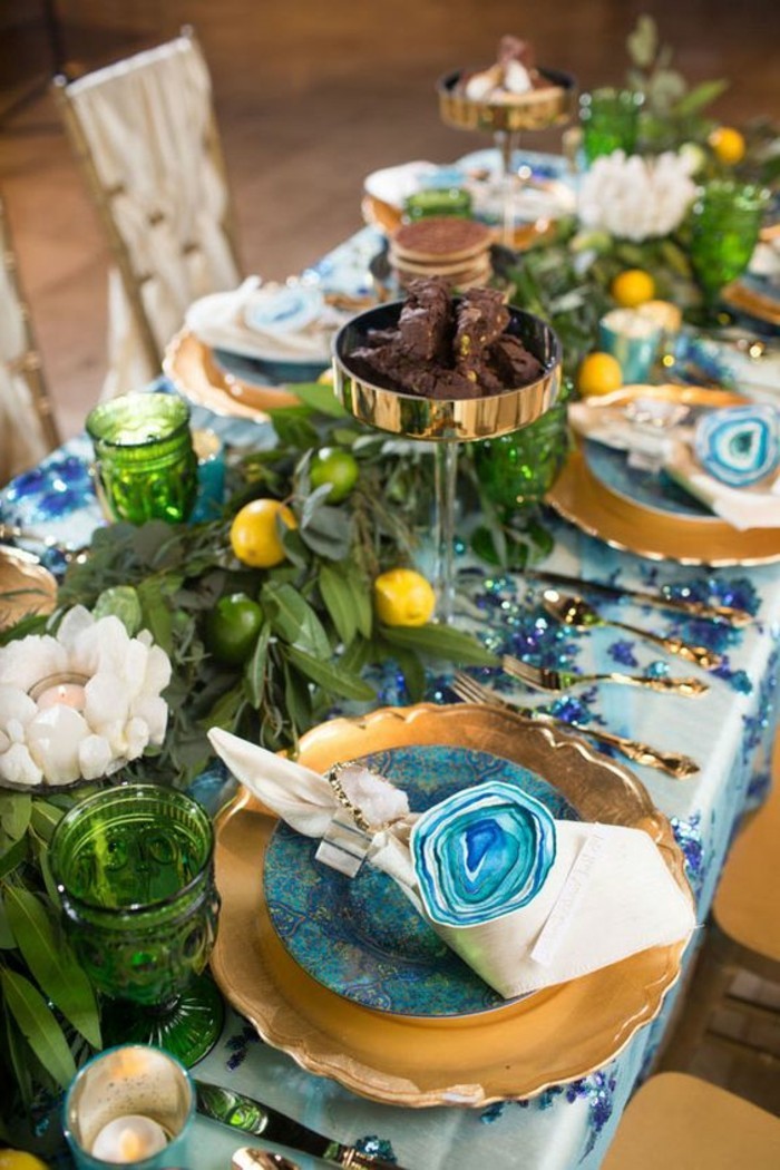 קישוט-ב-כחול-צהוב שולחן ים תיכון צבע