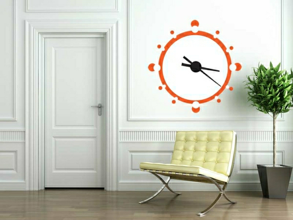 नारंगी में एक महान दीवार घड़ी के साथ रचनात्मक दीवार डिजाइन