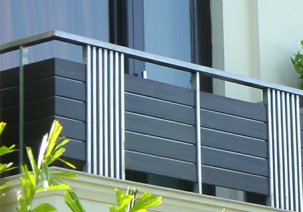 现代建筑栏杆接一个阳台
