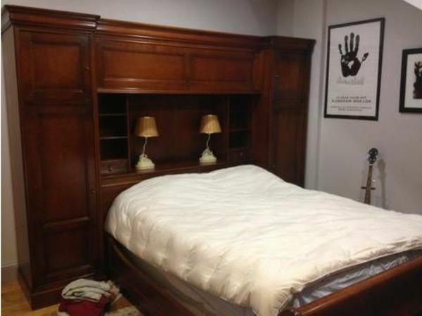 विशाल आकार के साथ बेडरूम डिजाइन लकड़ी के शीर्ष बोर्ड